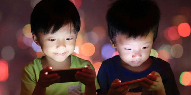 Cách xử lý khi con mê điện thoại?