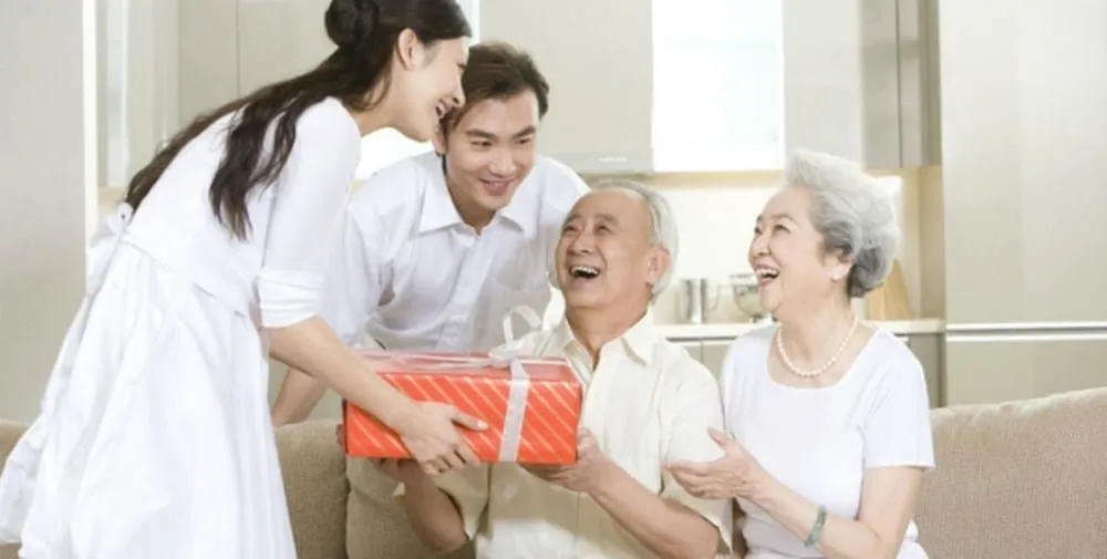 Chăm sóc cha mẹ già tại nhà là hành trình của tình yêu và lòng biết ơn