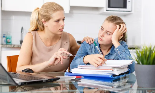 Cha mẹ cần học gì để nuôi dạy con tốt? Câu hỏi không của riêng ai