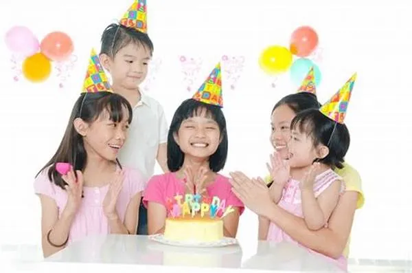 Chuẩn bị thực đơn ngon và hấp dẫn cho bé và khách mời.