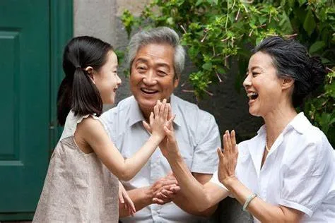 Ông bà là sợi dây yêu thương không thể thiếu trong gia đình hiện đại