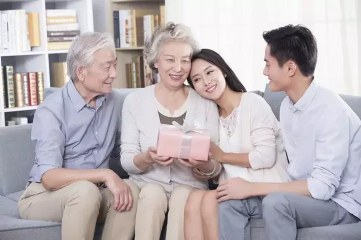 Cách chăm sóc sức khỏe thể chất cho cha mẹ già tại nhà